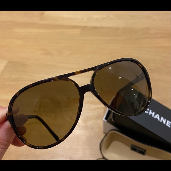 Chanel sunglasses - Picture 3 of 5